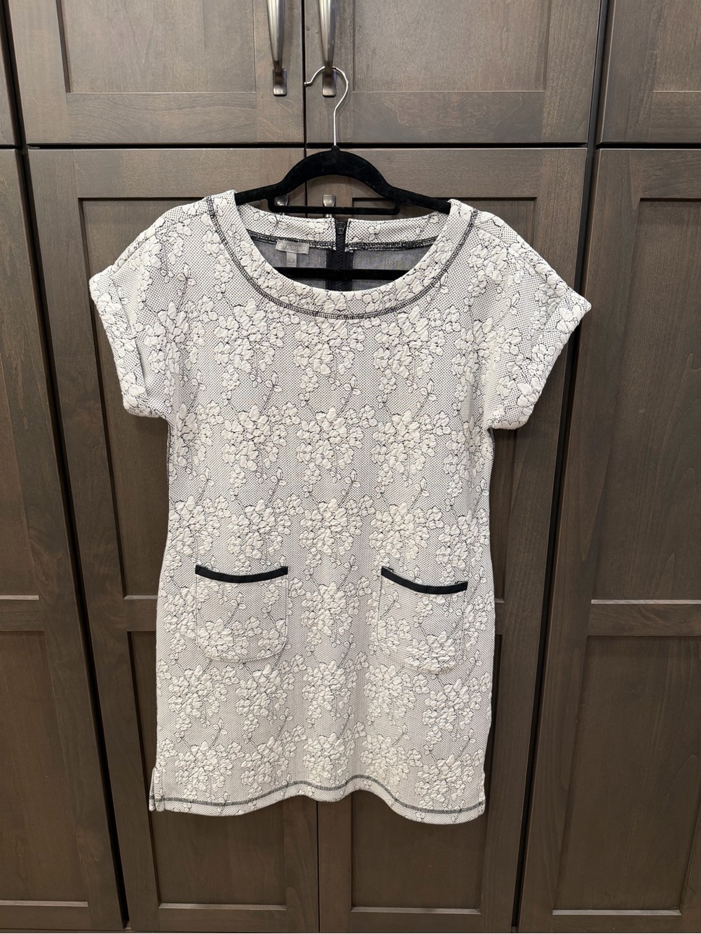 Talbots Textured Floral Short-Sleeve Shift Dress in Black & White Size Small